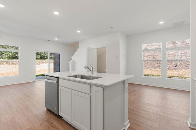 Foto del edificio - 7136 Mapleside Ln