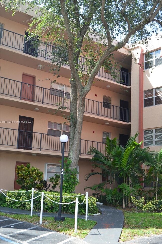 Building Photo - 13715 Kendale Lakes Cir