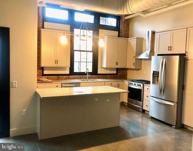 Building Photo - Stunning 2 BR/2.5 Bath Condo in Secluded L...