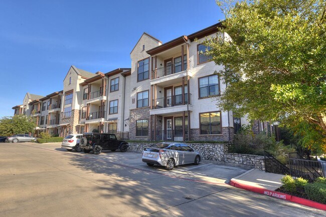 Building Photo - Charming Home Awaits: Spacious & Modern Living in a Prime Location