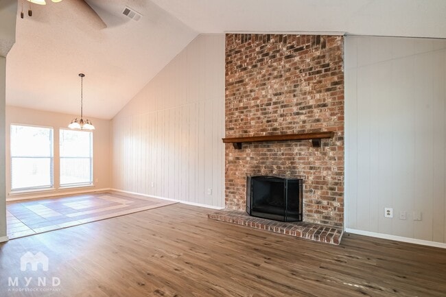 Building Photo - 605 Pyramid Dr