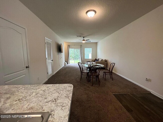 Foto del edificio - 253 Whitland Wy