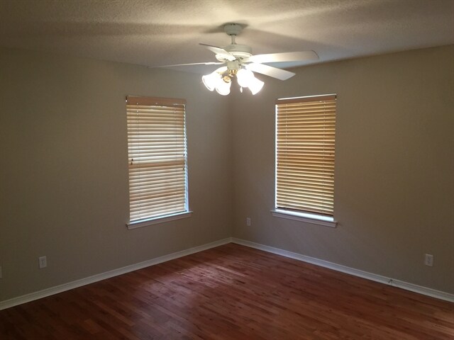 Foto del edificio - 2474 Creekfront Drive