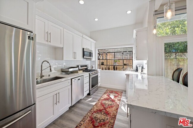 Building Photo - 679 Las Lomas Ave