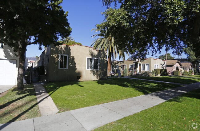 Building Photo - 421-425 Riverdale Dr