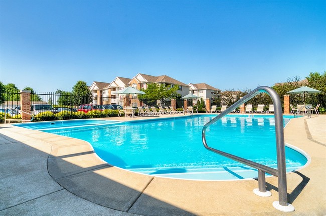 Piscina/jacuzzi - Creekside at Meadowbrook Apartments