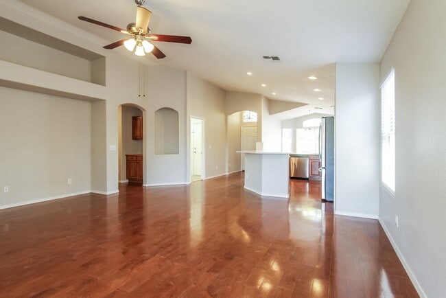 Foto del edificio - 8459 W Ross Ave