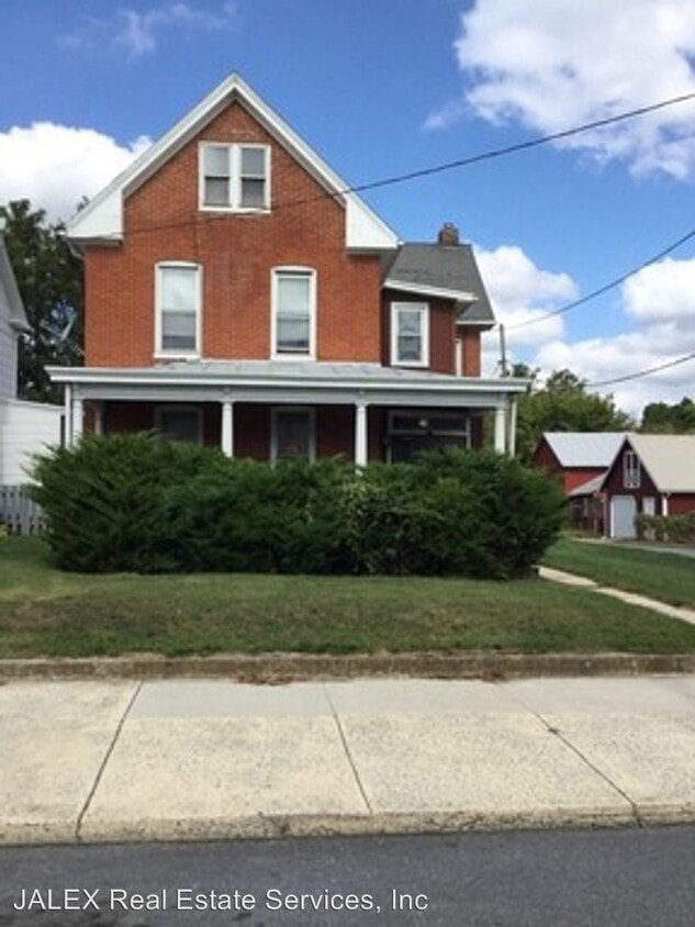 229 E Orange St, Shippensburg, PA 17257 Room for Rent in Shippensburg