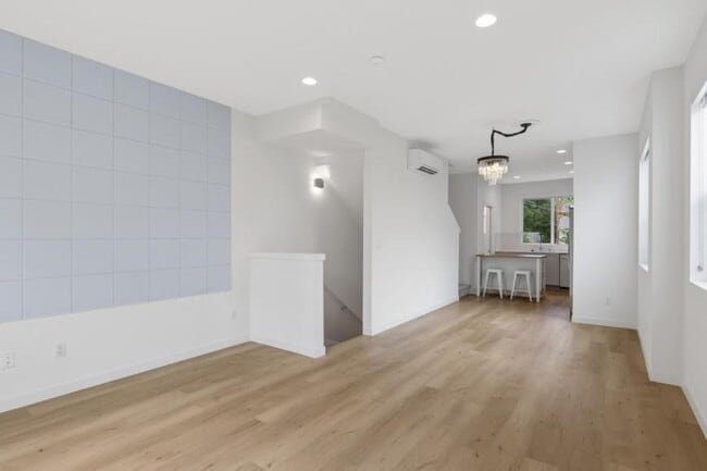 Building Photo - 2 bedroom in Seattle WA 98125