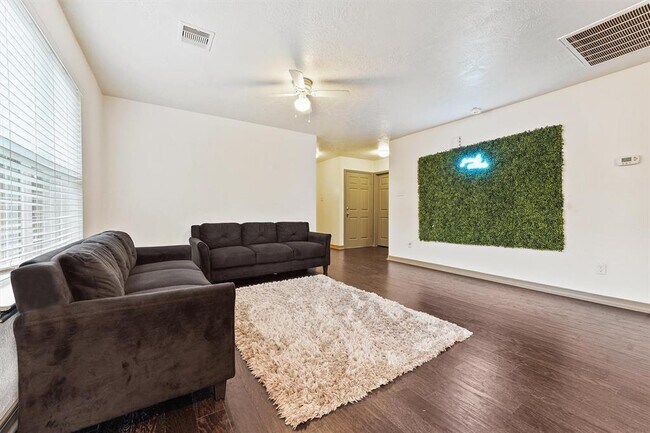 Foto del edificio - 8702 Shady Vista Ln