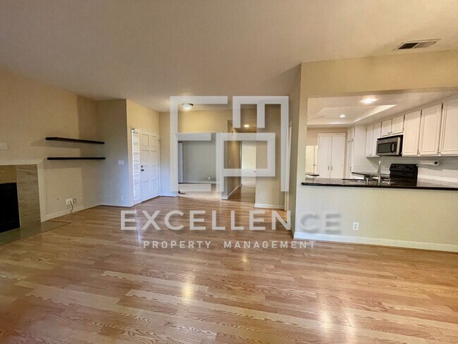 Foto del edificio - 2/2 Condo with 1 Car Garage, Wrap Around Patio, Fireplace, Granite Kitchen and Community Pool