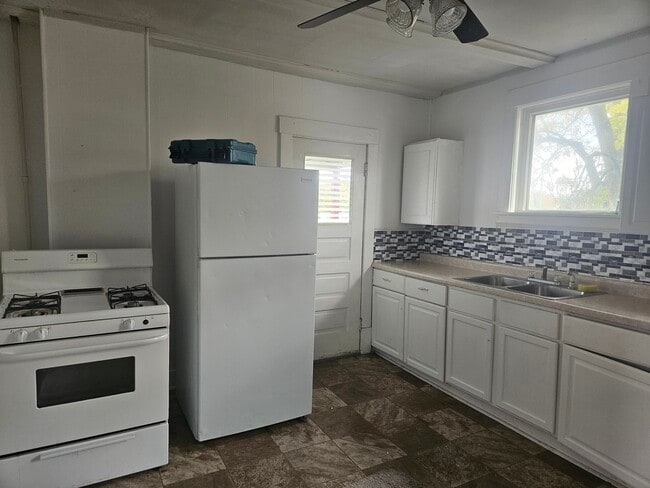 Kitchen - 1119 Albers St SW