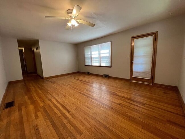 Building Photo - Cozy 3 Bedroom, 2 Bathroom Home in Kansas ...