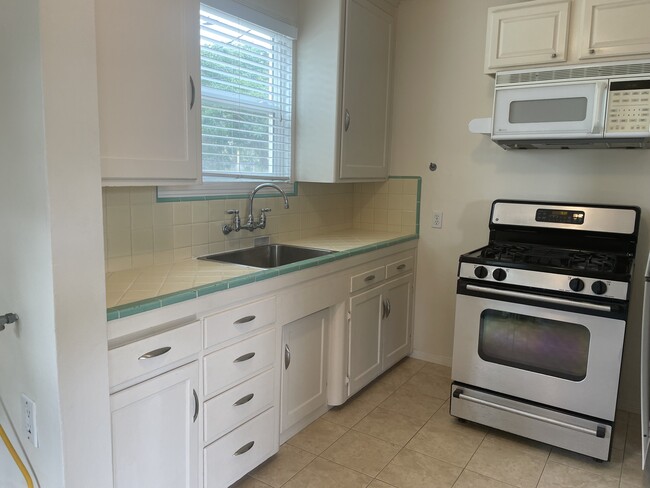 Building Photo - 4735 Lomitas Dr