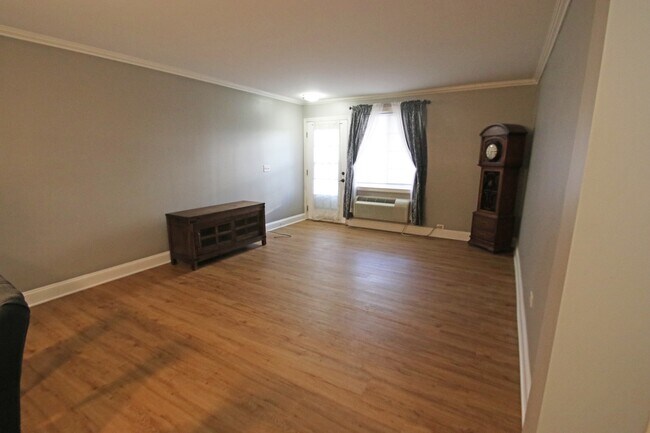 Building Photo - 1613 Silverstone Dr