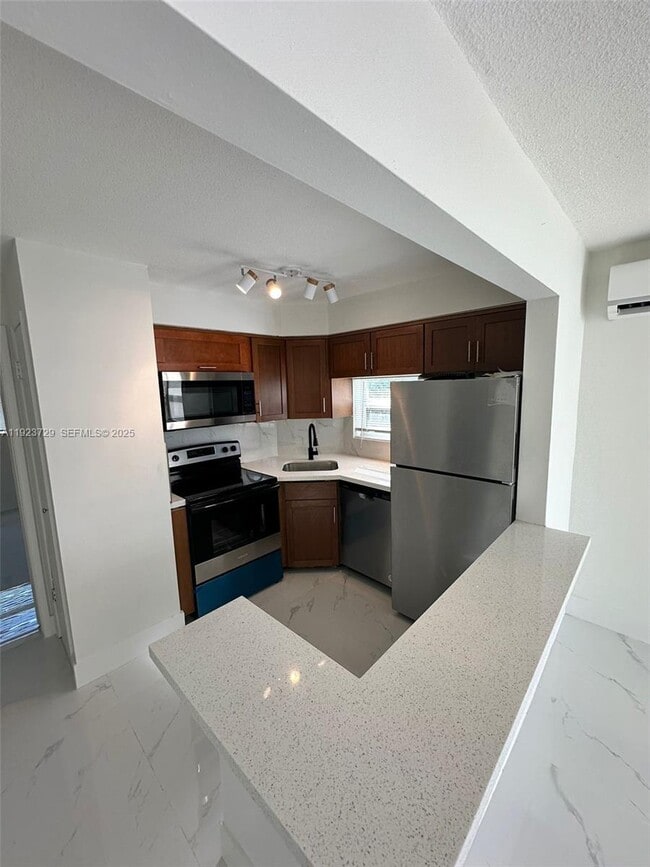 Foto del edificio - 1520 NE 56th St