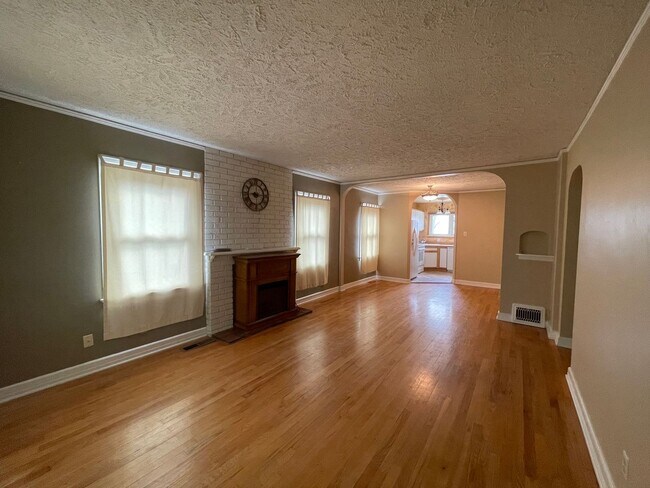 Foto del edificio - 2 BEDROOM WITH 2 BONUS ROOMS, 2 BATHROOM A...