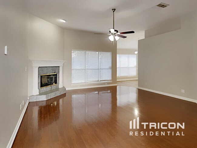 Building Photo - 838 Poydras Ln W
