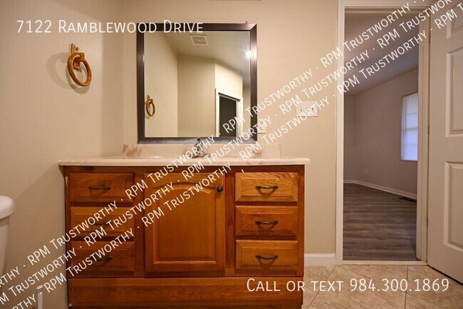 Foto del edificio - 7122 Ramblewood Dr