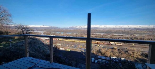 Building Photo - Newer 3 Bedroom Duplex with Gorgeous River Views!