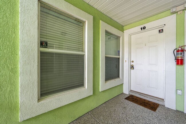 Building Photo - Lakefront Townhome