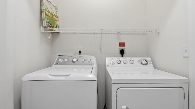 Foto del edificio - RENOVATED 1 BEDROOM 1 BATH CONDO IN THE COLONNADE IN KENTLANDS