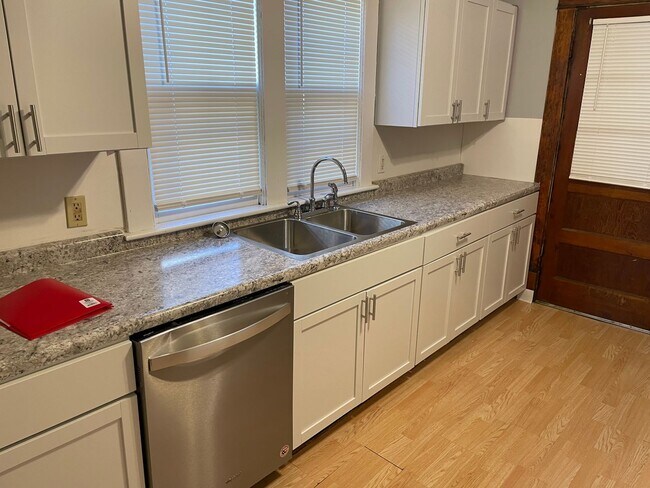 Building Photo - NE duplex close to downtown Grand Rapids