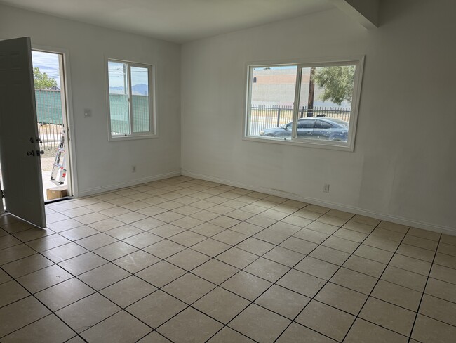 Foto del edificio - 835 E Avenue Q