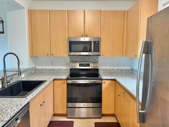 Building Photo - 3 Bedrooms / 2.5 Bathrooms Townhome at Ili...