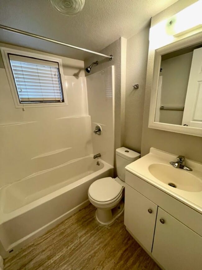 Building Photo - Cute westside cottage, close to downtown  ...