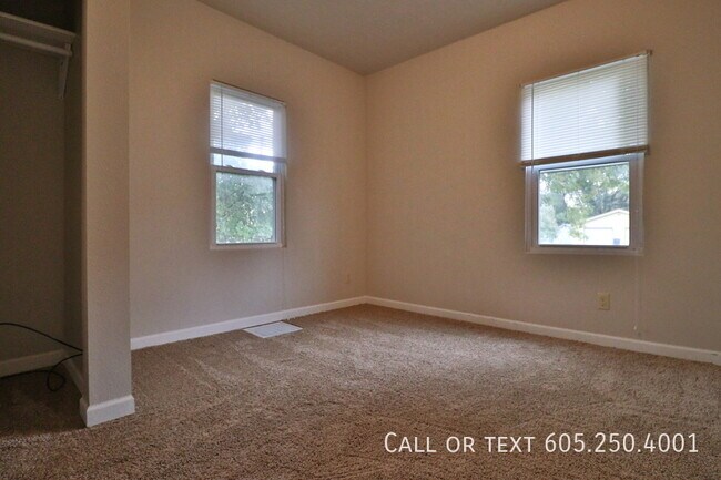 Building Photo - Main Level 3 Bedroom Apartment in Northern...