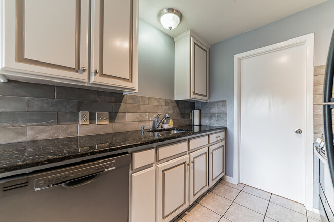 Kitchen - 1907 Greenhill Dr