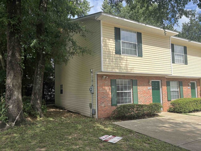 Building Photo - 3040 Camelliawood Cir E