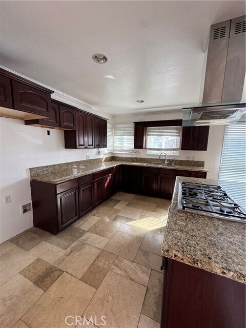 Foto del edificio - 3833 W 105th St