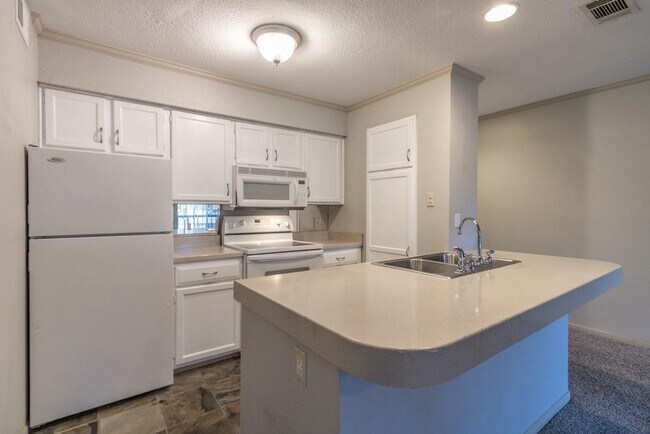 Foto del edificio - 8888 Tallwood Dr