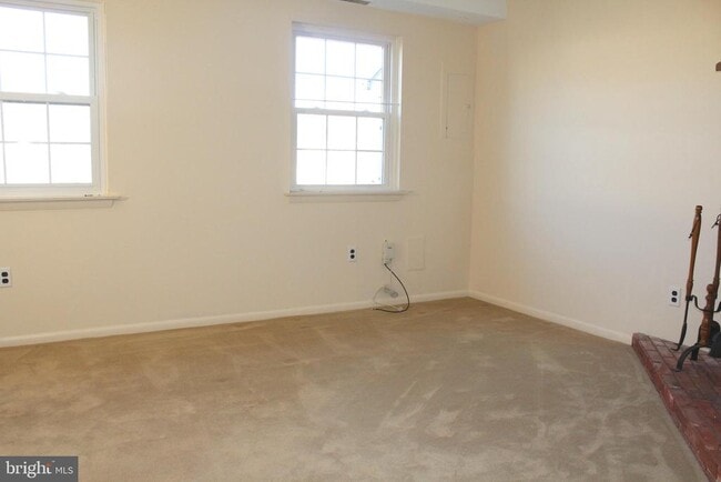 Building Photo - 214 Lexington Rd