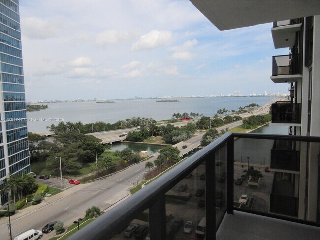 Foto del edificio - 600 NE 36th St