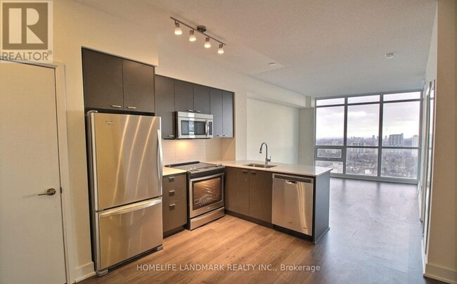 Building Photo - 30 Roehampton Ave