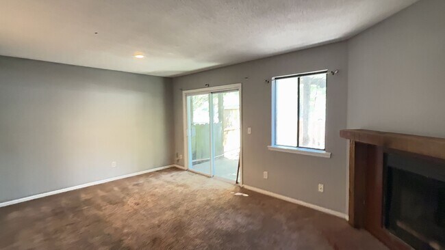 Foto del edificio - Updated 2-Bedroom Townhome Across from Sum...