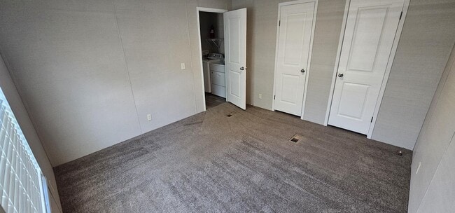 Building Photo - 318 Tulip Ln