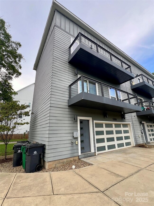 Building Photo - 1106 N Alexander St