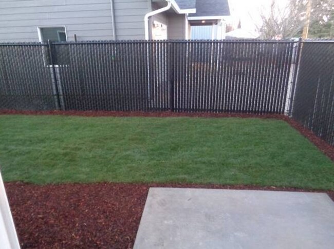 Foto del edificio - 3 Bedroom Duplex Close to Shopping and Schools!