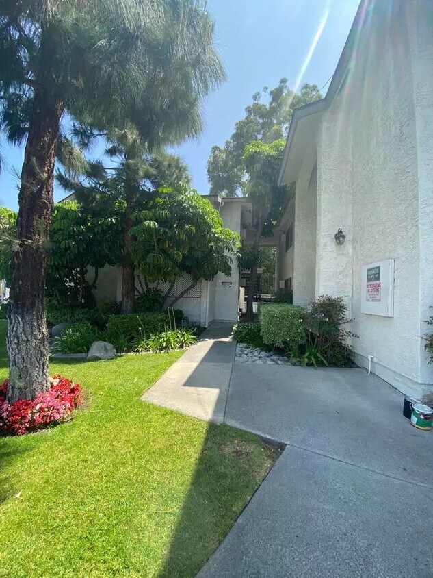 Primary Photo - Granada Court Apartments