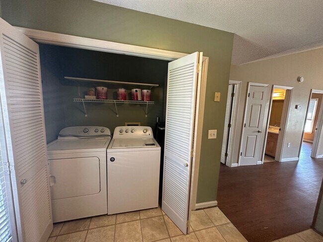 Foto del edificio - 140 Lanier Dr