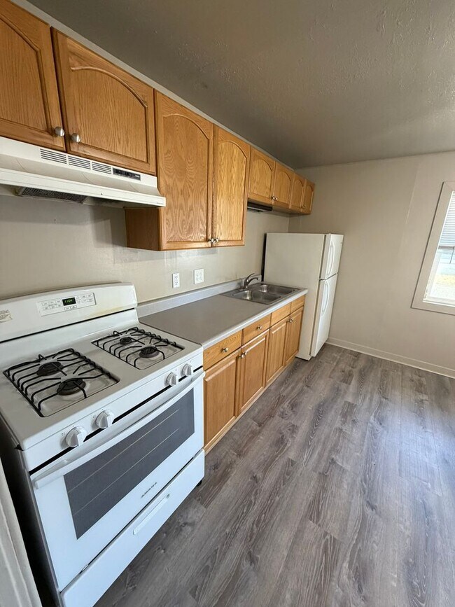 Foto del edificio - Freshly Updated Single Level One Bedroom Apartment With All Utilities Included!
