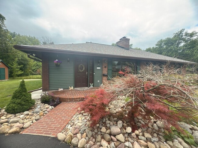 Building Photo - Charming 3-Bedroom Home + Bonus Room in Prime Niskayuna Location!