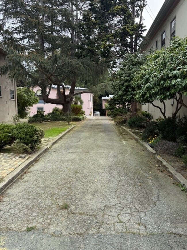 Building Photo - 5428 Claremont Ave