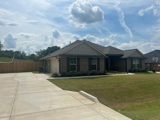 Foto del edificio - Minimum 6 month Lease! 4 Bedrooms all on l...