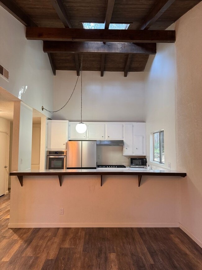 Foto del edificio - Comfortable Calabasas Home with Indoor Charm and Outdoor Space