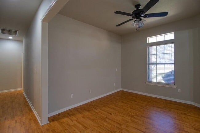 Building Photo - 504 Oakwood Blvd